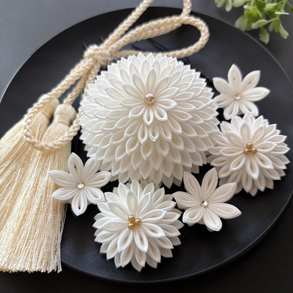 白無垢の花嫁さまへ 】上品な和装髪飾り 正絹 つまみ細工 成人式 色打