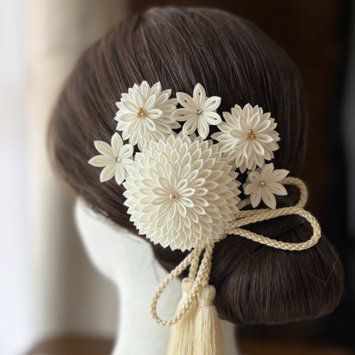 白無垢の花嫁さまへ 】上品な和装髪飾り 正絹 つまみ細工 成人式 色打