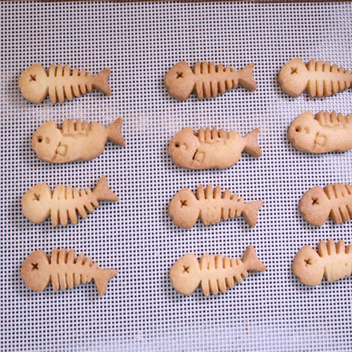 Bitten fish（かじられたお魚）イジェクタ（押出具）付きクッキー型