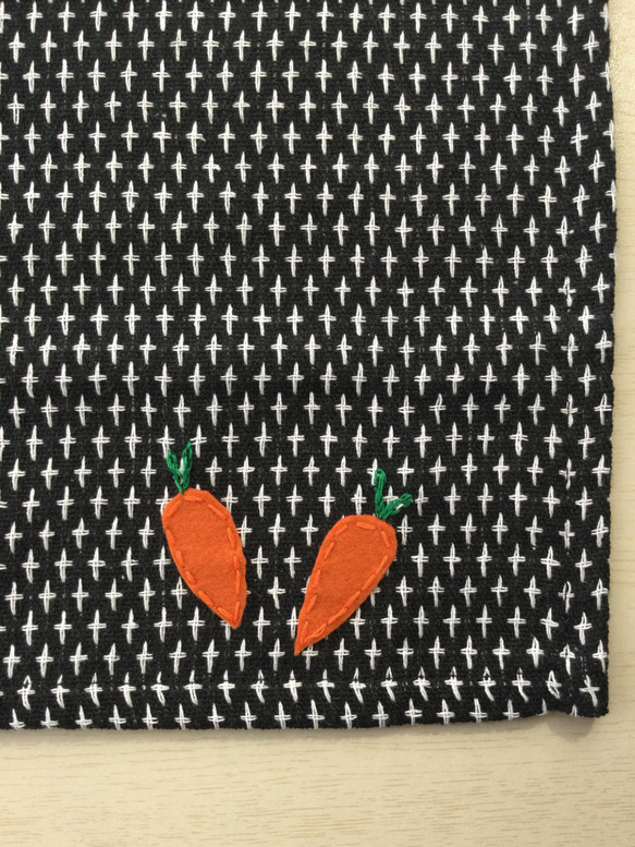 ミニトマトとサヤエンドウとニンジンの手刺繍ランチョンマット 3枚目の画像