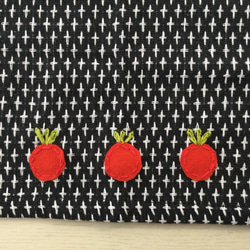 ミニトマトとサヤエンドウとニンジンの手刺繍ランチョンマット 4枚目の画像