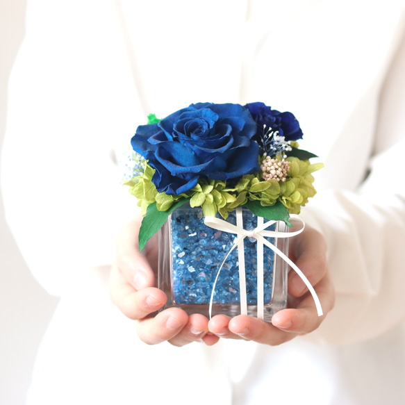 【ギフトラッピング・メッセージカード付き】プリザーブドフラワー アレンジメント 専門店 ガラス 青いバラ 15枚目の画像