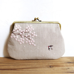 【受注製作】手刺繍のがま口ポーチ『桜とツバメ』（大） 2枚目の画像