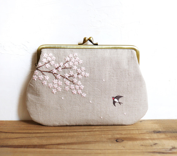 【受注製作】手刺繍のがま口ポーチ『桜とツバメ』（大） 2枚目の画像