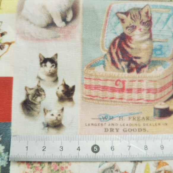 中は肉球柄♪ポケット付きすっきりマチ付きポーチ/20cmファスナー仕様(アンティーク調猫柄)『Creema限定』 4枚目の画像
