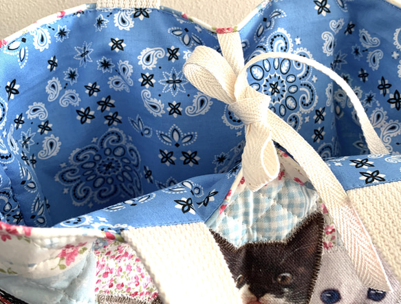 猫ちゃん大好き！子猫3兄弟のかくれんぼパステルピンク＆ブルー小花パッチ柄キルティング×水色バンダナトートバッグ 5枚目の画像