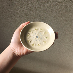 陶器の花小皿【ニゲラ】白01(小) 5枚目の画像