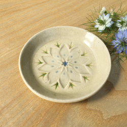 陶器の花小皿【ニゲラ】白01(小) 2枚目の画像