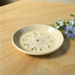 陶器の花小皿【ニゲラ】白01(小) 3枚目の画像