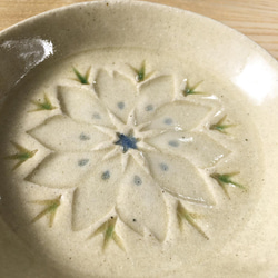陶器の花小皿【ニゲラ】白01(小) 4枚目の画像
