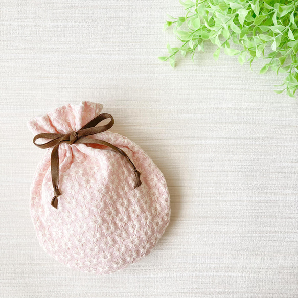 ふんわりお花刺繍のまんまる巾着 桜ピンク 1枚目の画像