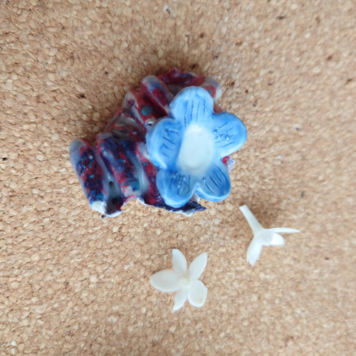壁さしオブジェ 花飾り 半磁土 押しピン 立体・オブジェ 有紗