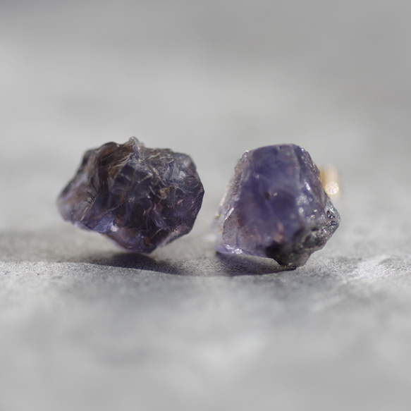 一点もの】 アイオライト 鉱物原石 14kgfピアス 天然石 (No.2045