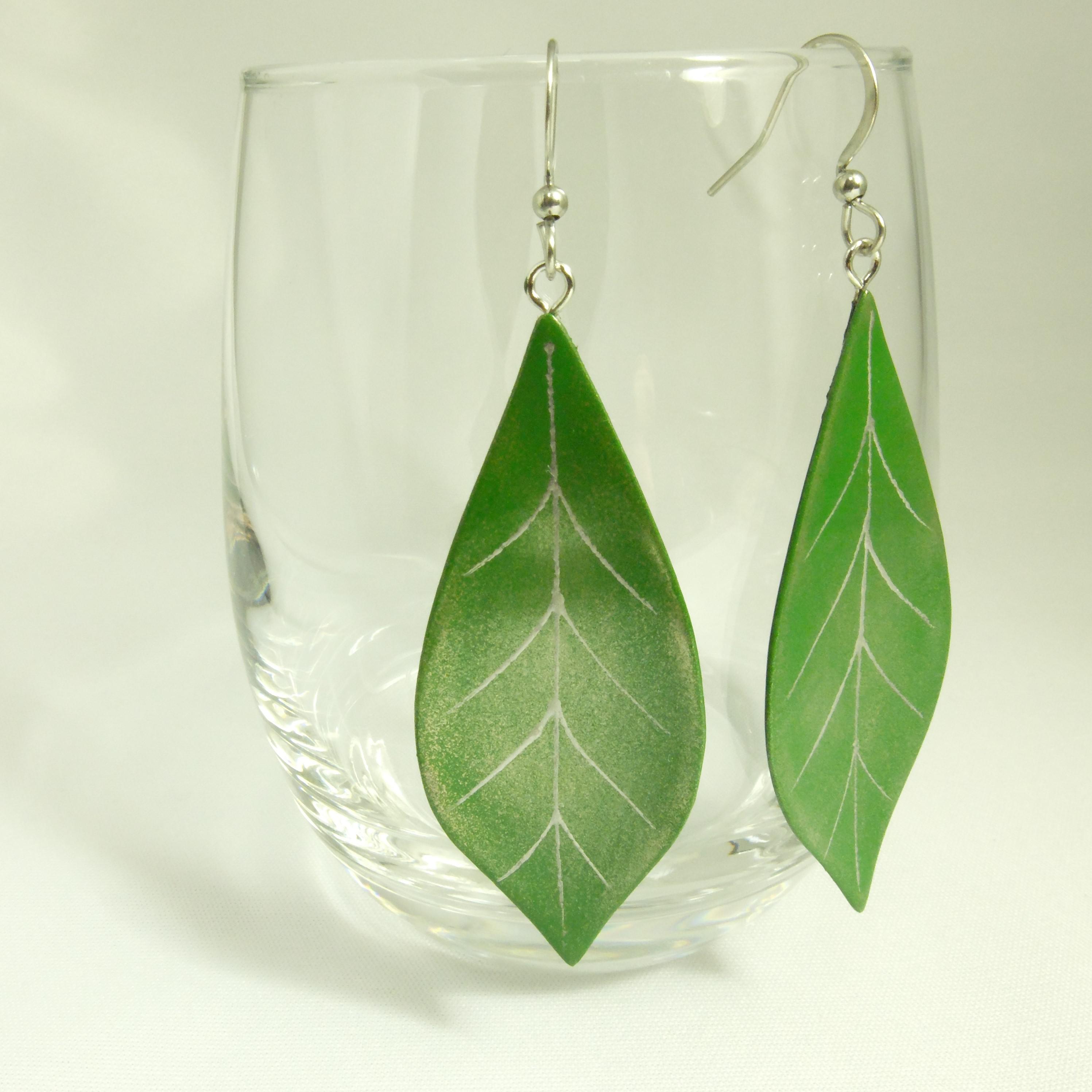 漆塗りのリーフモチーフピアス/葉っぱ/大き目/グリーン/イヤリングに変更可能