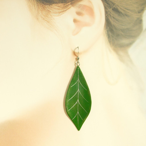 漆塗りのリーフモチーフピアス/葉っぱ/大き目/グリーン/イヤリングに