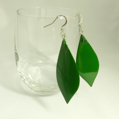 漆塗りのリーフモチーフピアス/葉っぱ/大き目/グリーン/イヤリングに