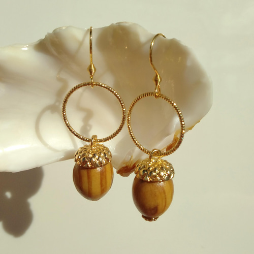 どんぐりチャーム＊ゴールドフープピアスイヤリング◇316Lサージカル  