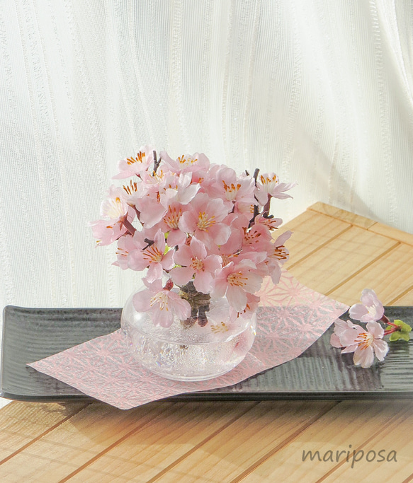 桜・春を楽しむ可愛い桜の花・グラスフラワーアレンジ ～ ガラス器に活けたジェルと透明感と花を楽しむフラワーインテリア 2枚目の画像