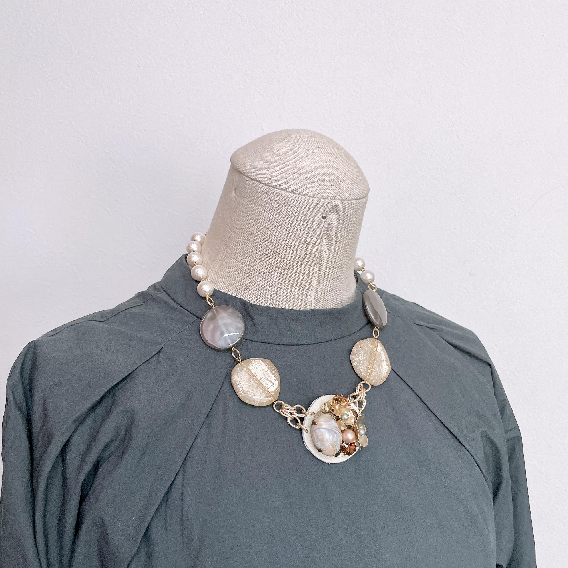 【送料無料⭐︎一点物】卒業式や入学式にも★ビジューネックレス - Milk tea ミルクティー -　春色コーデに♪