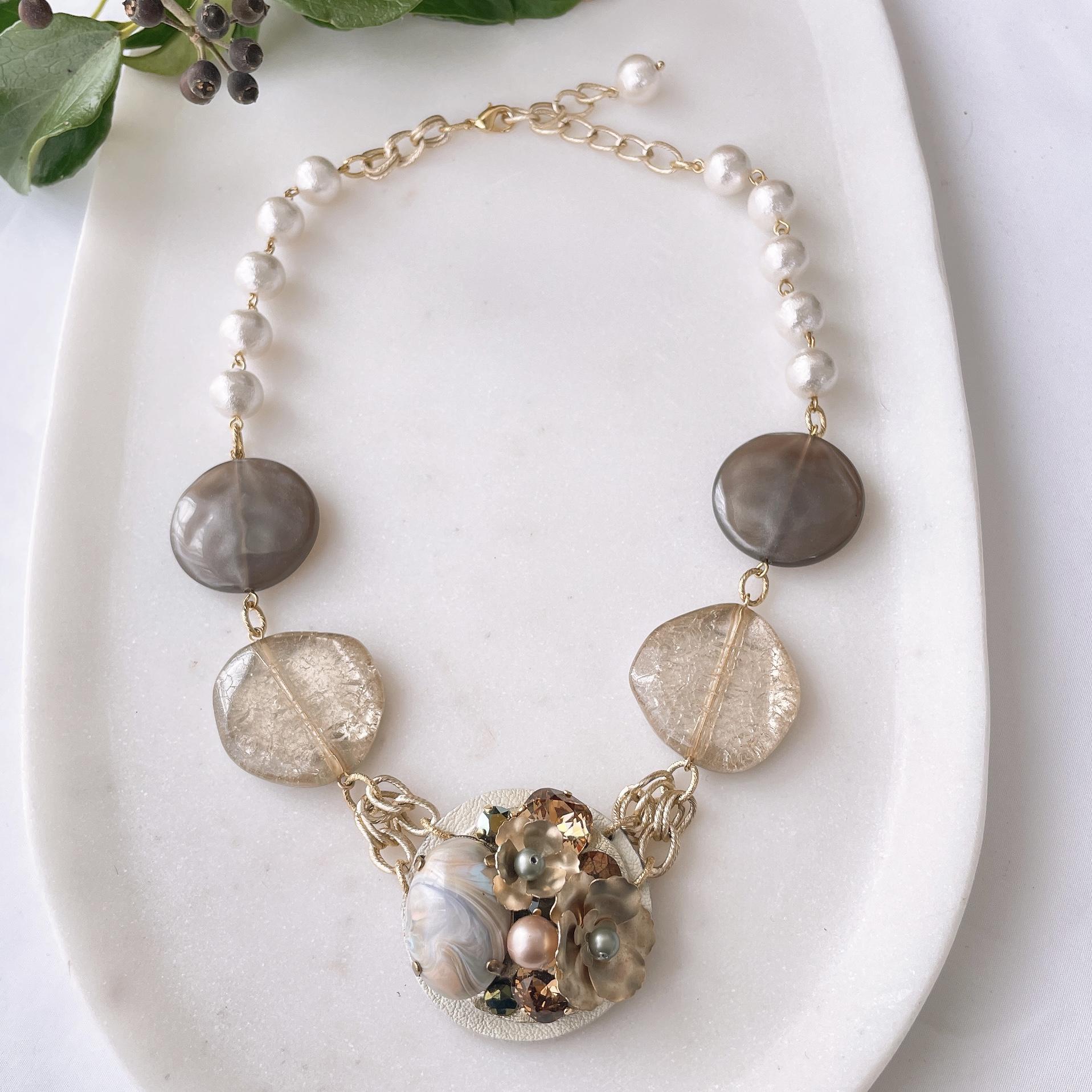 【送料無料⭐︎一点物】卒業式や入学式にも★ビジューネックレス - Milk tea ミルクティー -　春色コーデに♪