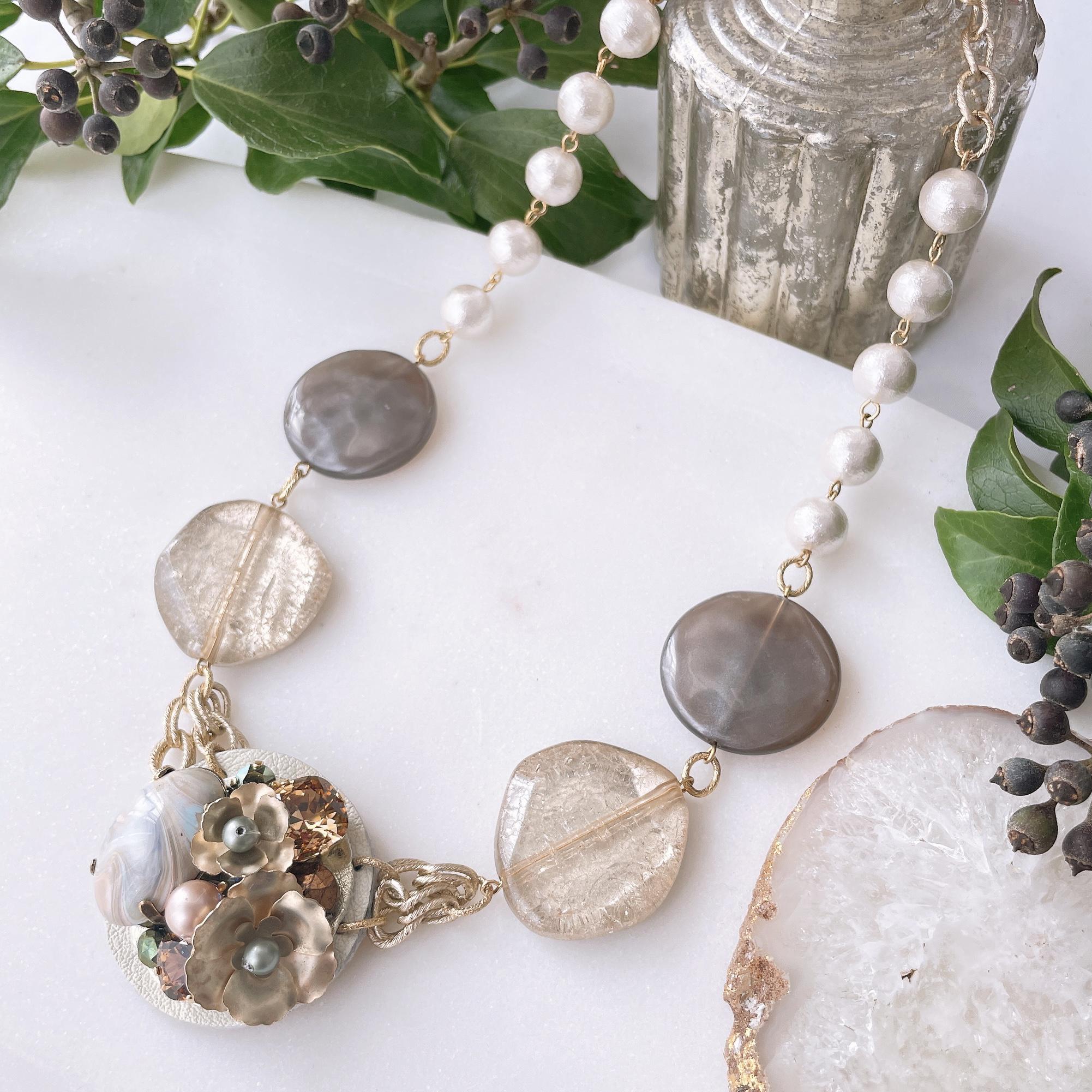 【送料無料⭐︎一点物】卒業式や入学式にも★ビジューネックレス - Milk tea ミルクティー -　春色コーデに♪