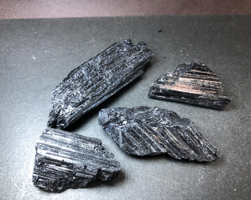 トルマリン原石 トルマリン入り水晶 原石 52.1g｜天然石 原石 通販のキラリ石
