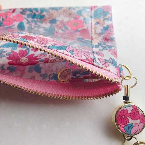 ネオンリバティ「エミリー」パスケース＆リールストラップ 12