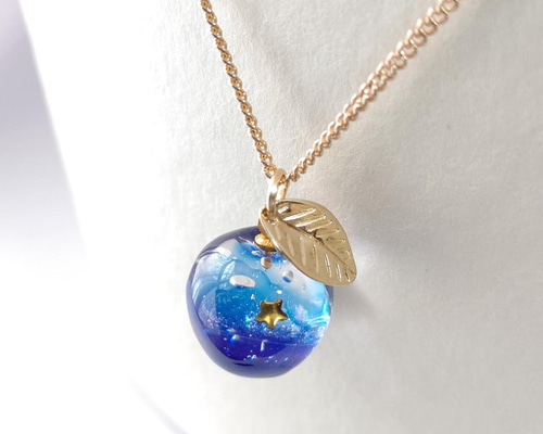 星と銀河がキラキラ輝く宇宙りんごのネックレス ネックレス