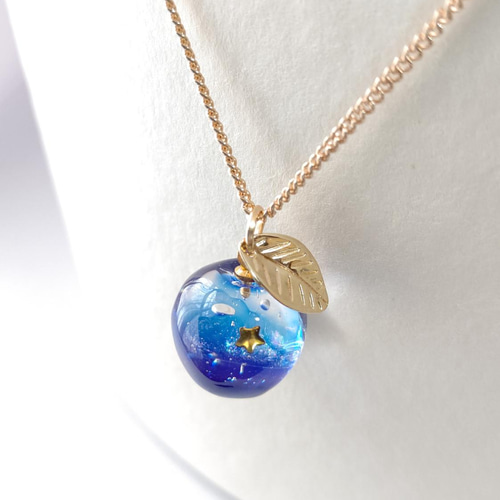 星と銀河がキラキラ輝く宇宙りんごのネックレス ネックレス