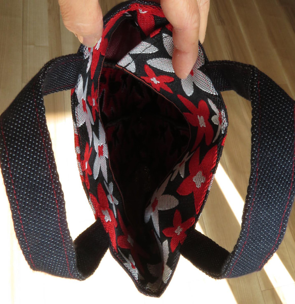畳縁 mini トートバッグ(おとなな赤&黒の花柄) 5枚目の画像