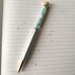 【きらめく海】【簡易ラッピング無料】プレゼントに❀　キラキラビーズボールペン　ハーバリウムボールペン 2枚目の画像