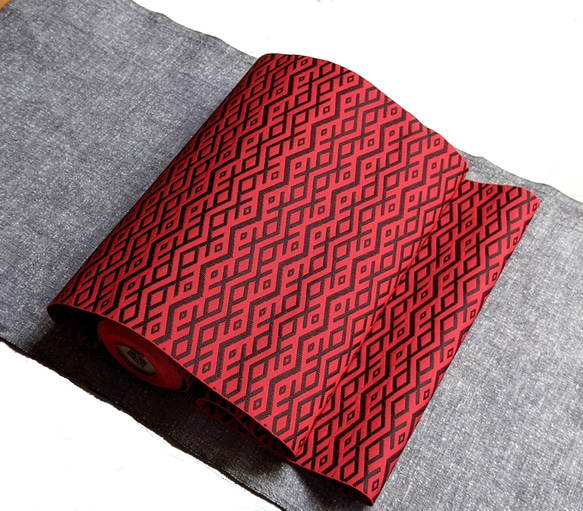 手織り博多織　帯「ナシラズ(赤竜）」赤と黒の個性的な柄のおしゃれ帯 2枚目の画像