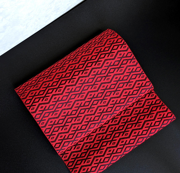 手織り博多織　帯「ナシラズ(赤竜）」赤と黒の個性的な柄のおしゃれ帯 3枚目の画像