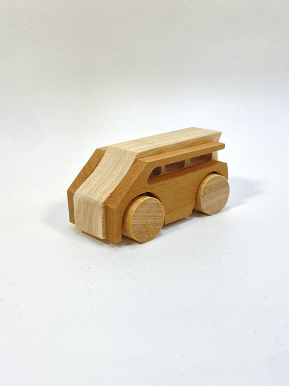木のおもちゃ 車 クルマ くるま　ワンボックスカー 赤ちゃん おもちゃ  ミニカー　安心 安全　誕生日　出産祝い 1枚目の画像