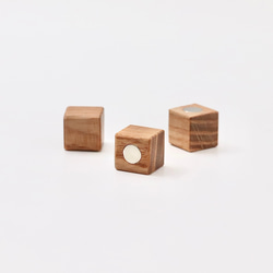 シンプルな木製キューブマグネット 〈タモ〉 4枚目の画像