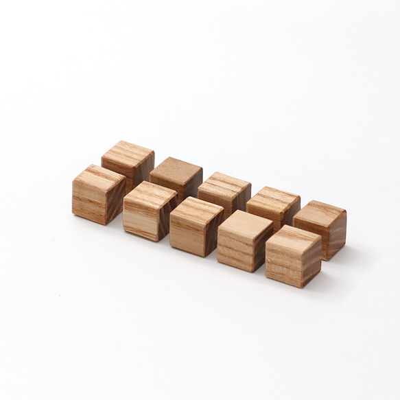 シンプルな木製キューブマグネット 〈タモ〉 1枚目の画像