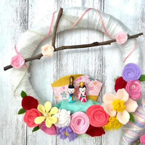 受注制作•完全手作り】フェルトの華やかお雛様リース 中white リース