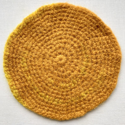 エストニアの無撚毛糸で作った小さな敷き物・コースター　 カレンデュラ 1枚目の画像