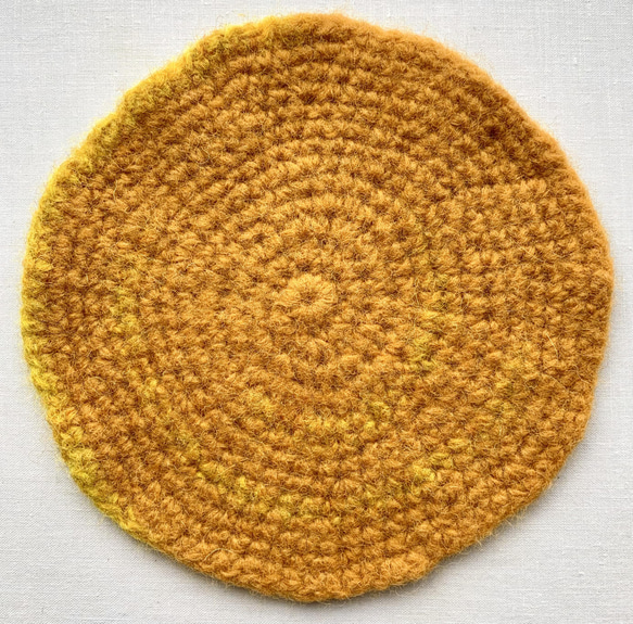 エストニアの無撚毛糸で作った小さな敷き物・コースター　 カレンデュラ 1枚目の画像