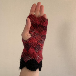 手編みニット手袋　指なし　ハンドウォーマー　アームウォーマー　レッドMIX22 ブラックスカラップ　女性用 4枚目の画像