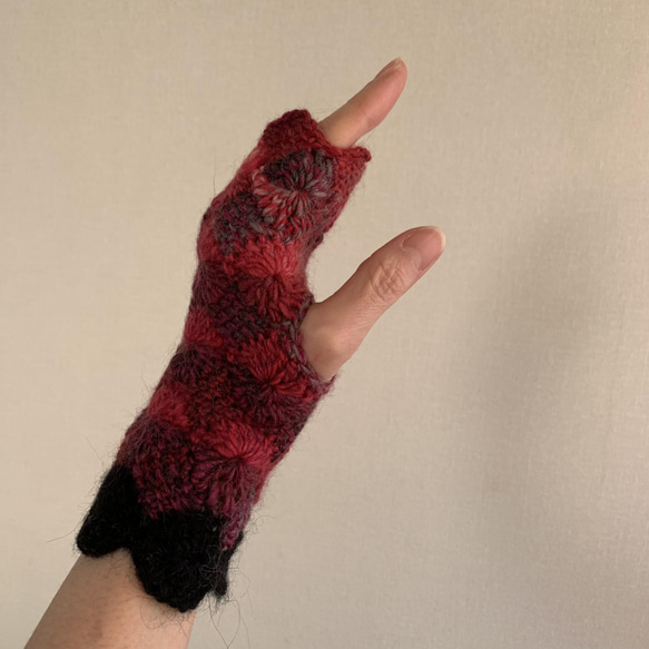 手編みニット手袋　指なし　ハンドウォーマー　アームウォーマー　レッドMIX22 ブラックスカラップ　女性用 3枚目の画像