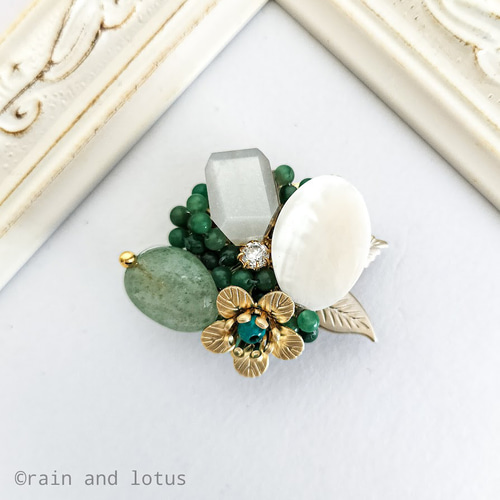 天然石ブローチ 白蝶貝とグリーンアベンチェリン 服を傷めない