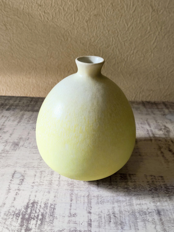 レモン色の花瓶 2枚目の画像