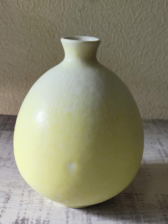 レモン色の花瓶 3枚目の画像