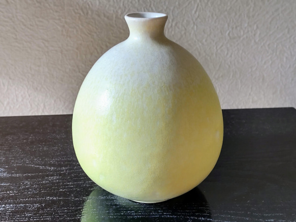 レモン色の花瓶 1枚目の画像
