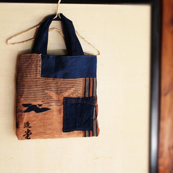 SAYOCAFE★渋さがかっこかわいい、柿渋染めと藍染ポケットおさんぽバッグ 1枚目の画像