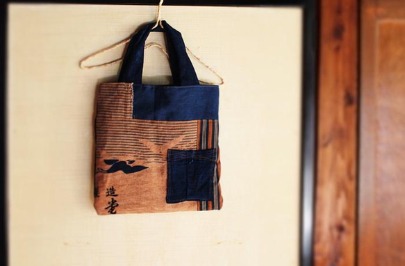 SAYOCAFE★渋さがかっこかわいい、柿渋染めと藍染ポケットおさんぽバッグ 1枚目の画像