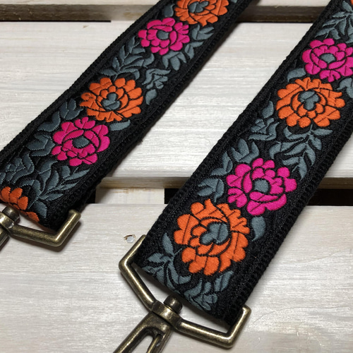 38mm幅・斜め掛け用ショルダーストラップ☆ 昭和レトロな大花柄☆黒