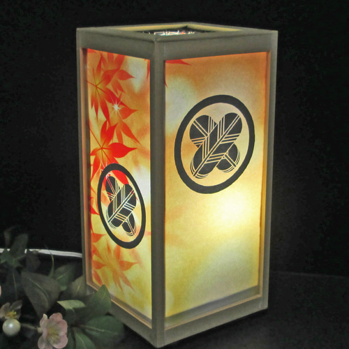 和紙の温り＝「丸に違い鷹の羽」／2本組／LED・檜枠造・フイルム加工・軽量／ ◇家紋の宿り木=「丸に違い鷹の羽」（家紋変更可）／LED・檜枠造・FM