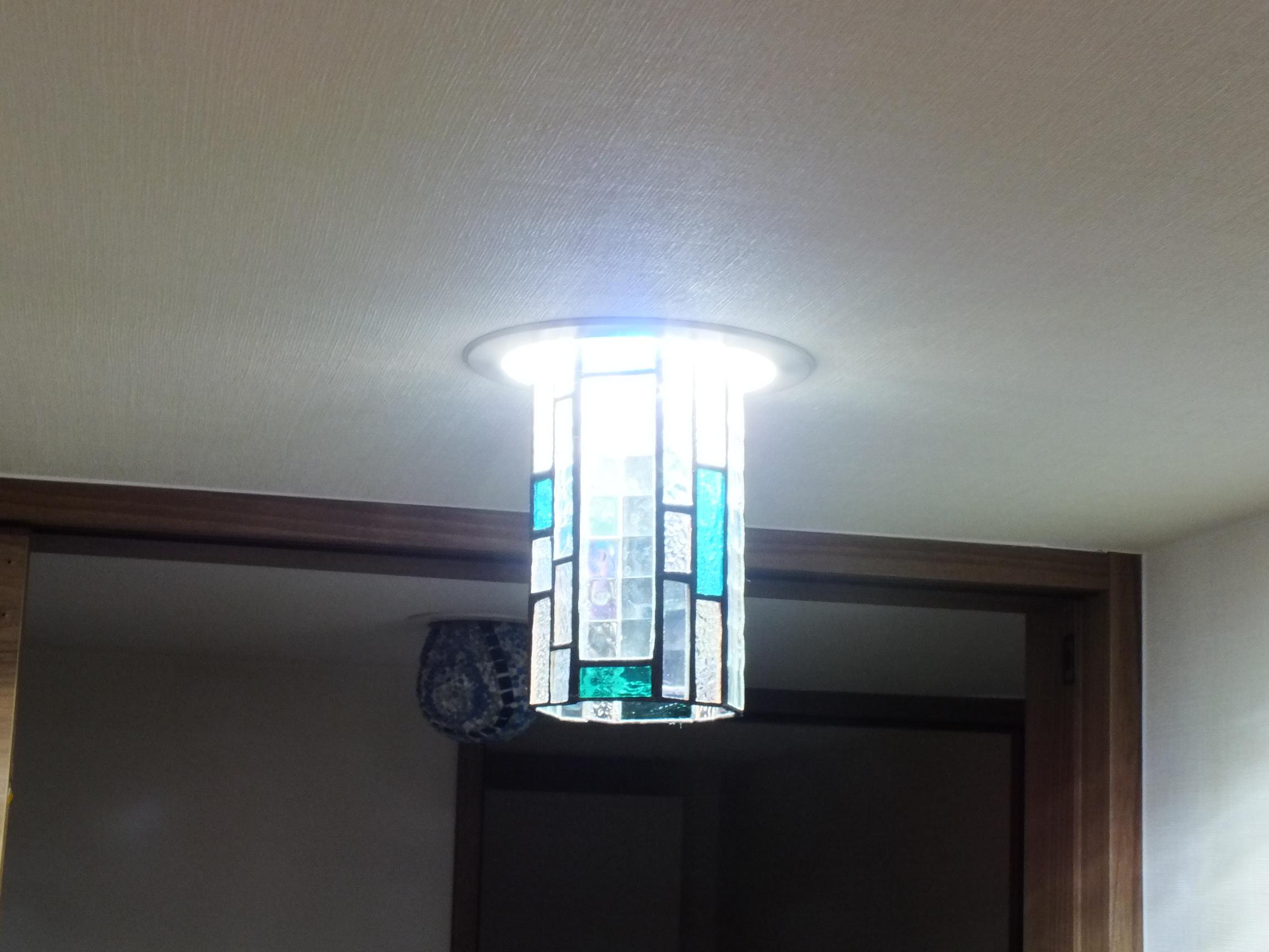 ダウンライト　ステンドグラスとＬＥＤ（白昼色）の組み合わせ